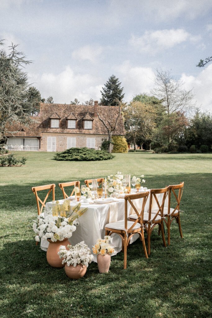 Table mariage champêtre jaune et blanc. Photo Chloé Artières