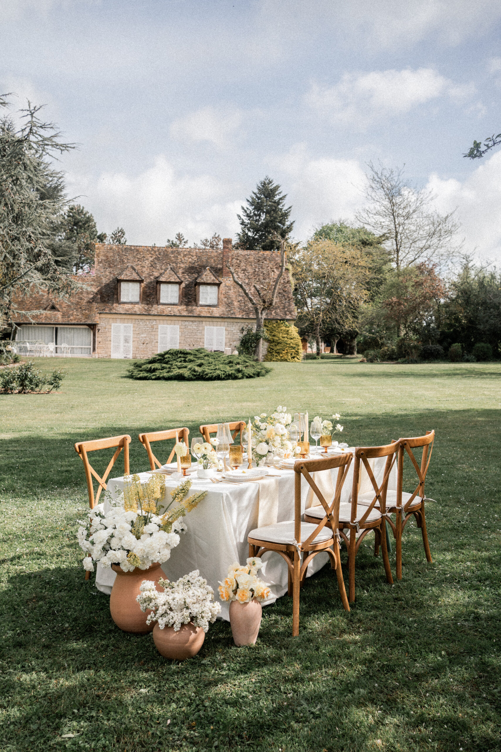 Table mariage champêtre jaune et blanc. Photo Chloé Artières