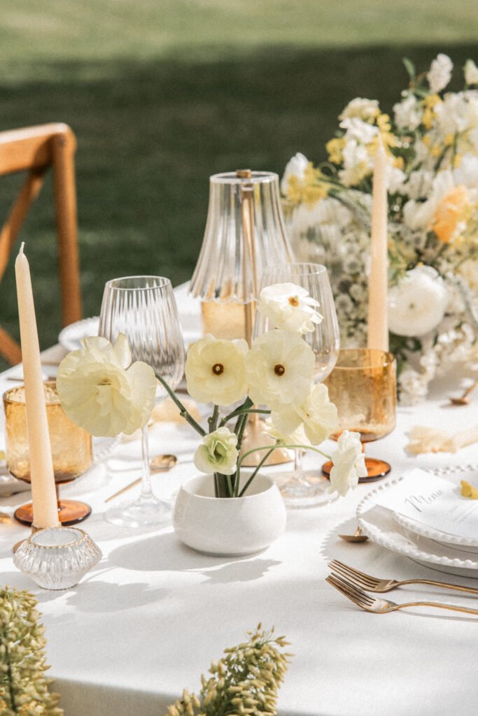 table fleurie épurée. Photo Chloé Artières