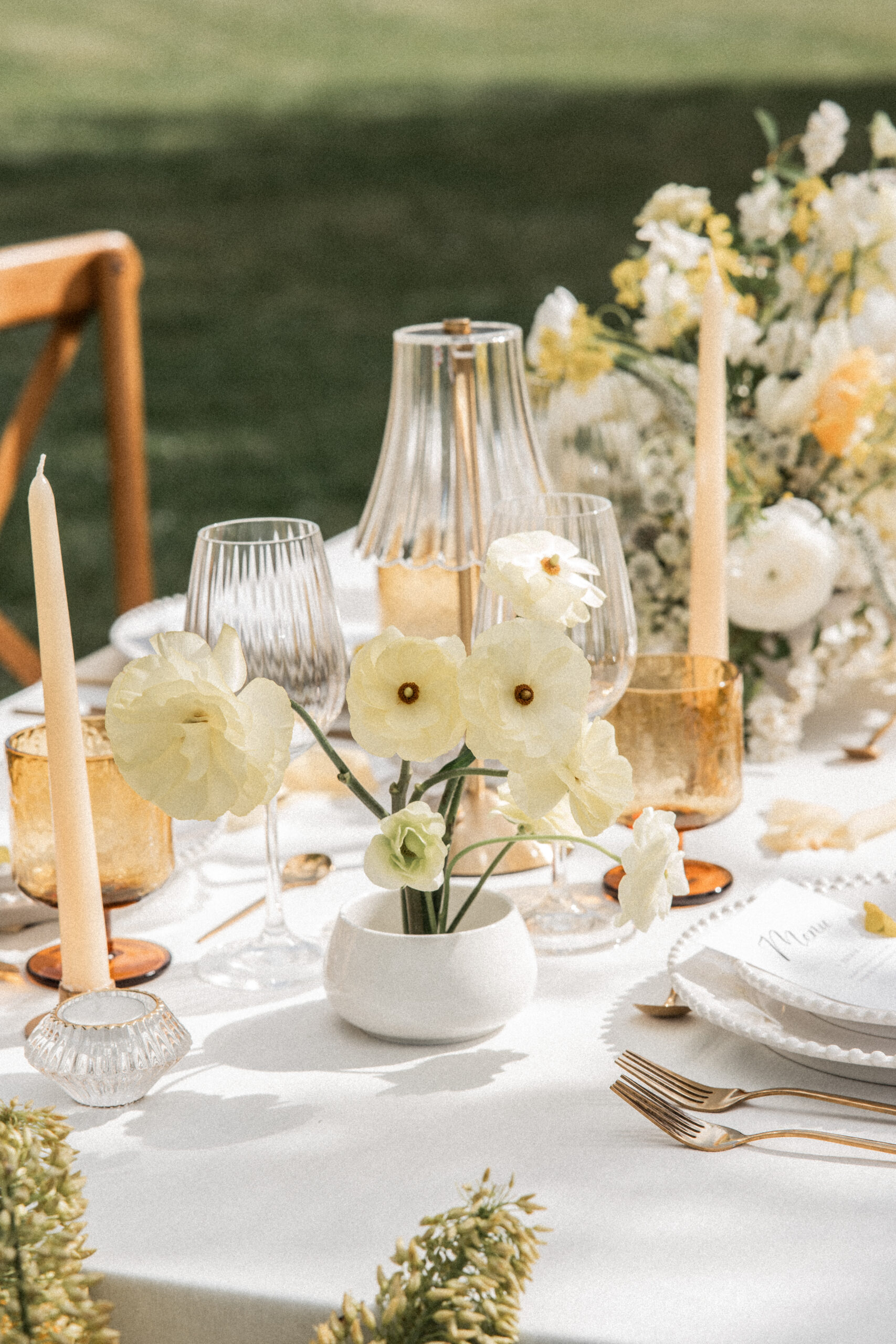 table fleurie épurée. Photo Chloé Artières