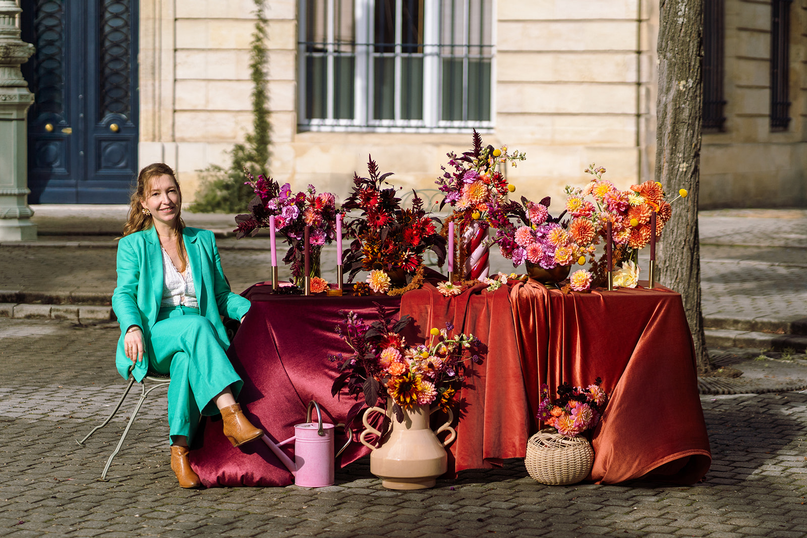 portrait Aglaé floral studio et set design table colorée. Photo Motoucourt