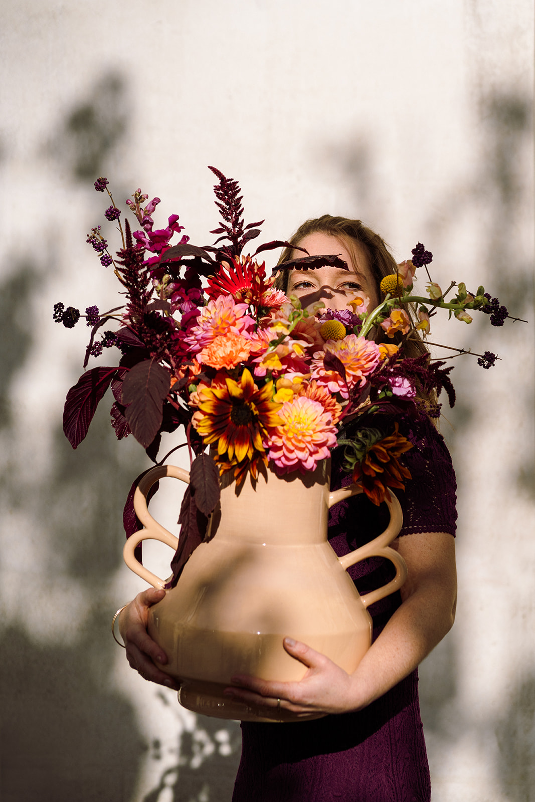 Portrait caché et fleuri. Vase Margaux Keller x Monoprix. Photo Motoucourt