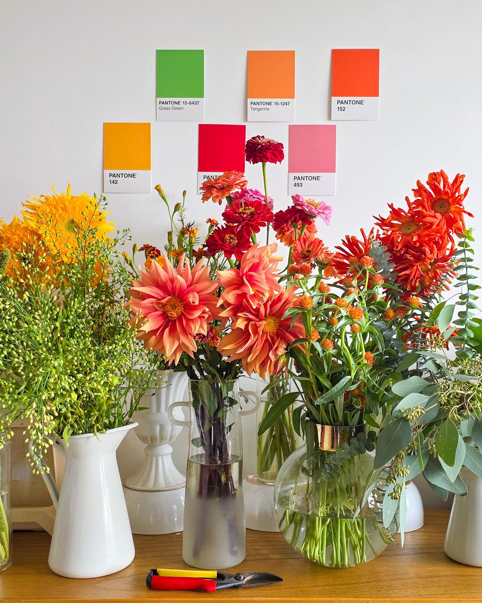 Atelier de fleuriste rempli de fleurs françaises colorées